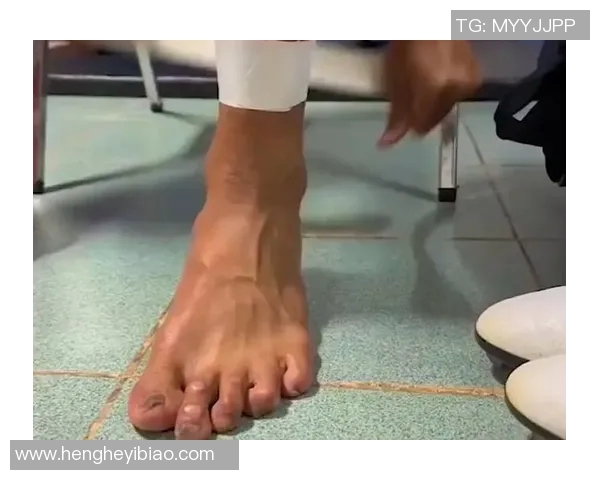 足球明星脚上神秘红点揭示运动员的健康秘密与潜在风险